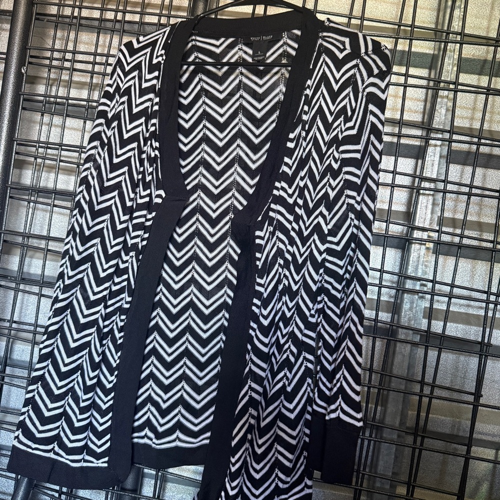 4/$25 white house black market Chevron cardigan large black white size l Open A9